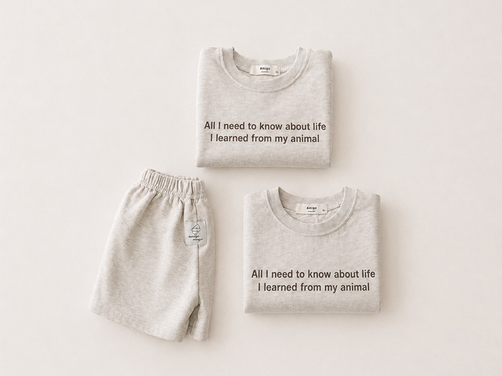並べられた4色の子ども服
